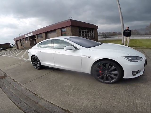 Tesla с режимом Ludicrous Mode и немецкий автобан – идеальное сочетание